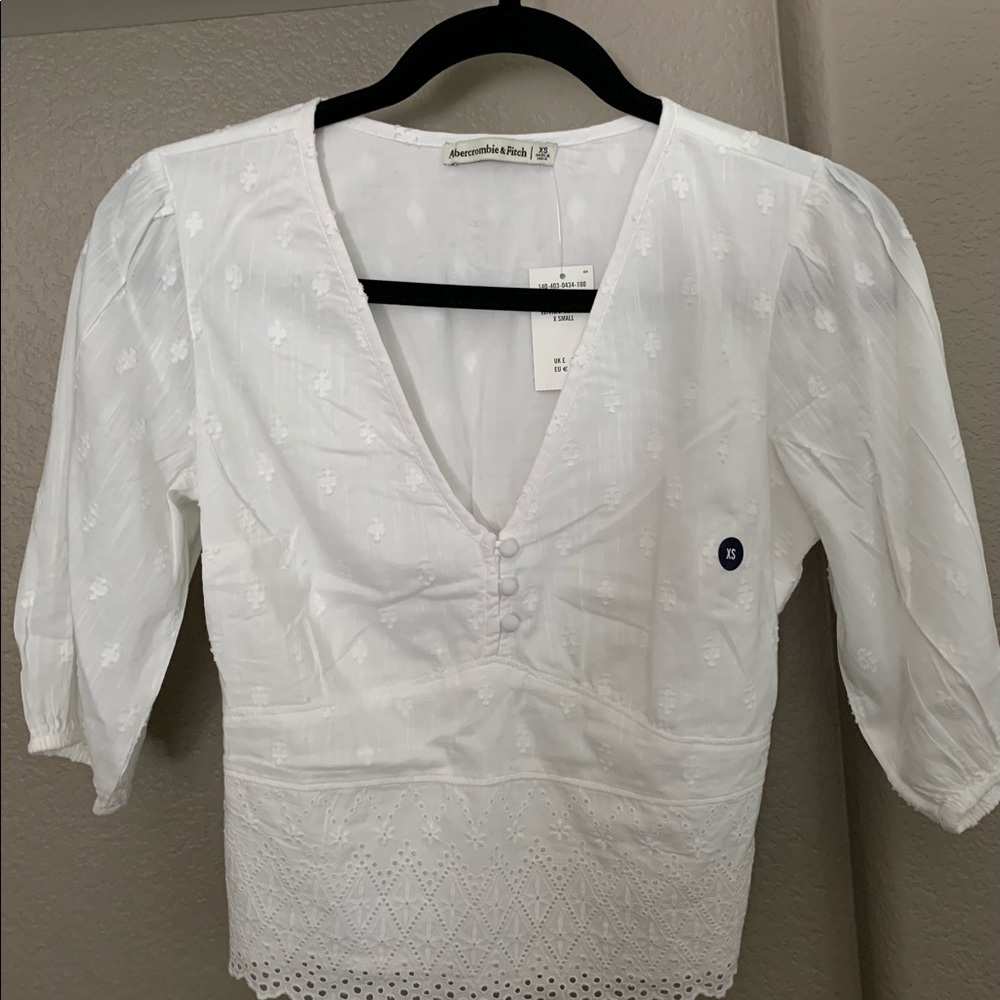 Cute A&F top! Looks good with jeans or short.